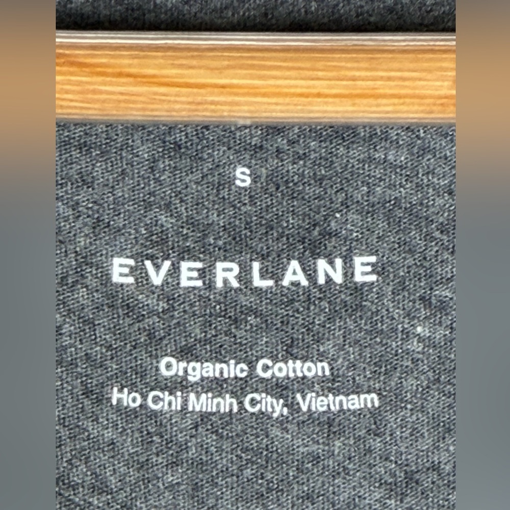 Everlane Women’s Organic Cotton V-Neck Tee Shirt Gray Size Small Minimalist Boho - Picture 3 of 6